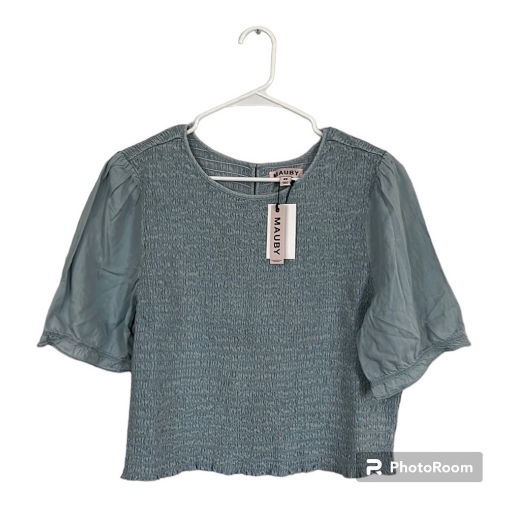 Mauby Women’s Smocked top in light blue Chambray size 2X